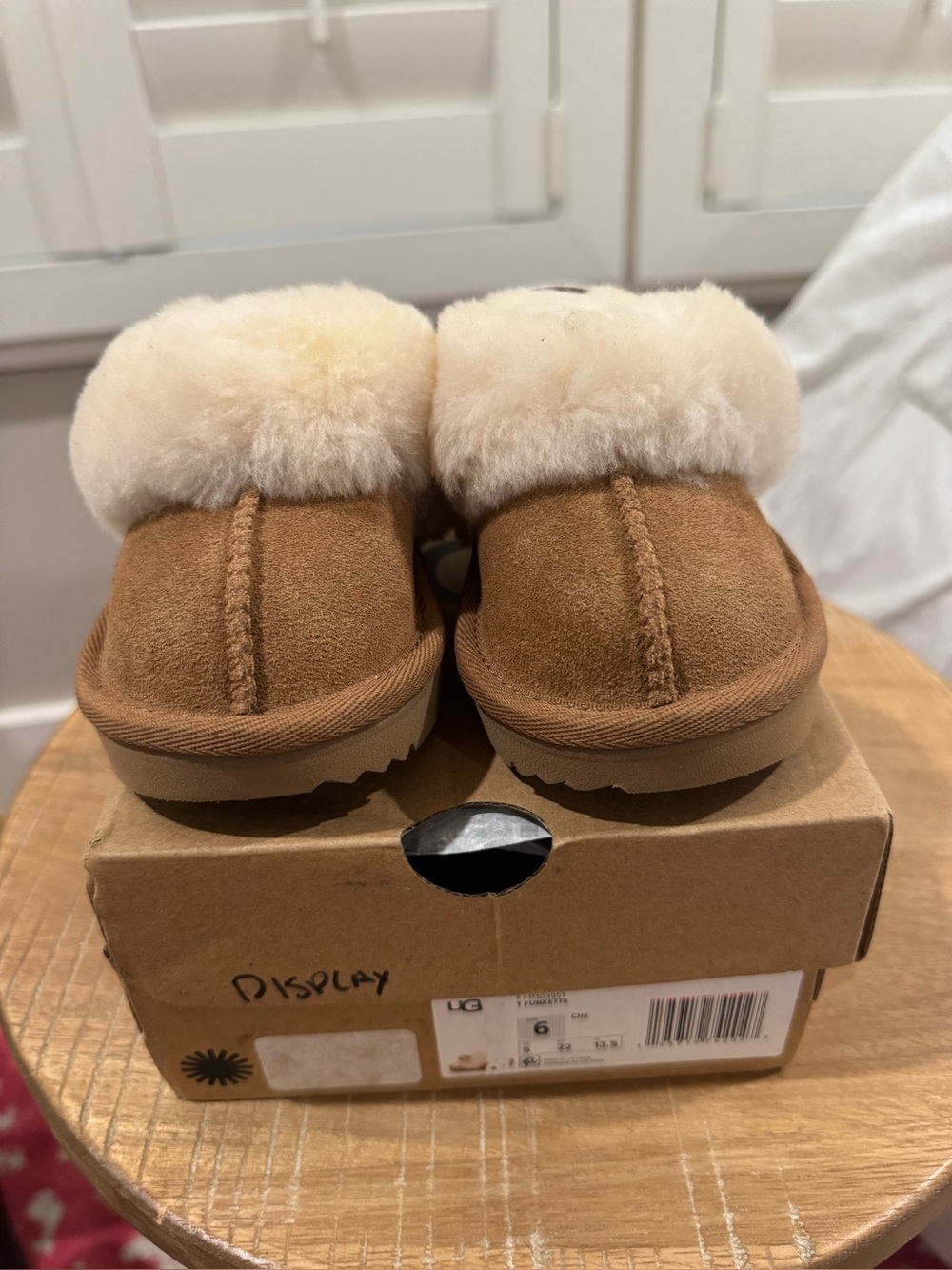 New In Box UGG Toddlers Funkette Slippers Chestnut Suede Size 6T 1120891T